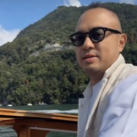 Tyna juga memamerkan sosok pria yang pergi bersamanya. Pria tersebut diketahui merupakan Rama Datau, adik Regi Datau suami Ayu Dewi. Foto: Instagram/@tynadwijayanti