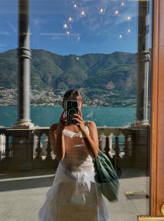 Seperti biasa wanita yang tahun ini berusia 34 tahun itu selalu tampil menawan dengan gaya stylish ala dirinya. Seperti dalam foto, ibu 2 anak itu tampak mengenakan dress putih yang dipadukan dengan jaket senada yang diikatkan di pinggangnya. Ia tampak melakukan mirror selfie sendirian. Foto: Instagram/@tynadwijayanti