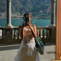 Seperti biasa wanita yang tahun ini berusia 34 tahun itu selalu tampil menawan dengan gaya stylish ala dirinya. Seperti dalam foto, ibu 2 anak itu tampak mengenakan dress putih yang dipadukan dengan jaket senada yang diikatkan di pinggangnya. Ia tampak melakukan mirror selfie sendirian. Foto: Instagram/@tynadwijayanti