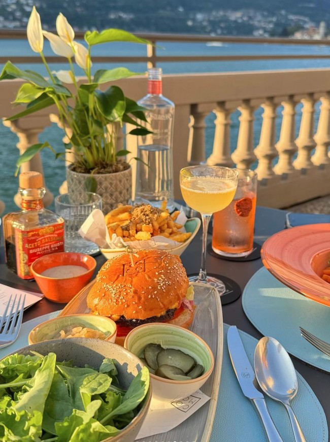 Tyna juga memamerkan makanan yang disantapnya di sana. Dari foto tersebut terlihat jika restoran tempat Tyna makan berada di dekat Danau Como. Ia pun bisa menyantap makanan sambil menikmati keindahan danau tersebut. Foto: Instagram/@tynadwijayanti