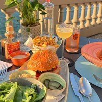 Tyna juga memamerkan makanan yang disantapnya di sana. Dari foto tersebut terlihat jika restoran tempat Tyna makan berada di dekat Danau Como. Ia pun bisa menyantap makanan sambil menikmati keindahan danau tersebut. Foto: Instagram/@tynadwijayanti