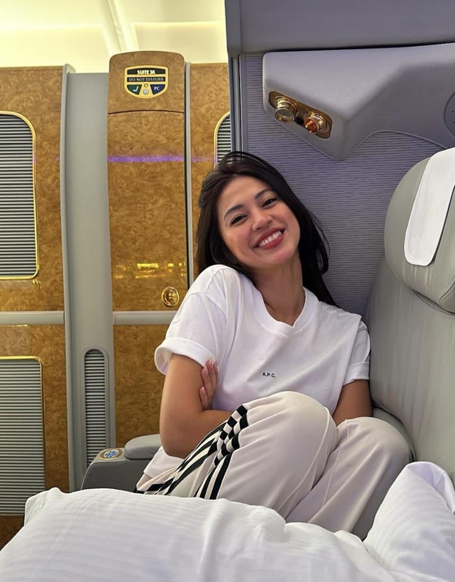 Selebgram sekaligus mantan istri Kenang Mirdad, Tyna Dwi Jayanti, belakangan viral karena digosipkan berpacaran dengan ipar Ayu Dewi. Tyna sendiri baru-baru ini terlihat tengah bertolak ke Italia untuk menghabiskan waktu berlibur. Foto: Instagram/@tynadwijayanti