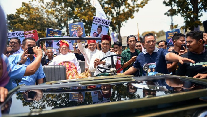 UAS saat mengantar paslon Abdul Wahid-SF Hariyanto mendaftar ke KPU Riau. (Dok. Istimewa)