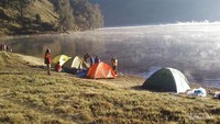 Dalam perjalanan ini kami menginap semalam di lereng Gunung Semeru, Ranu Pani.