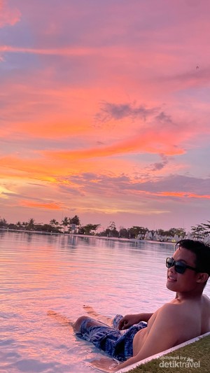 Menikmati Kolam Renang Terbesar Se-ASEAN