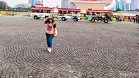 Kereta wisata di pelataran Monas.