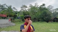 Minum susu kambing di Desa Nganggring Jogja.