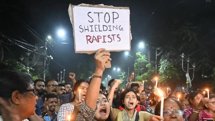 Medical professionals and activists hold posters and candles as they take part in a midnight protest to condemn the rape and murder of a young medic, in Kolkata on August 14, 2024, on the eve of India’s 78th Independence Day celebrations. (File photo: AFP)