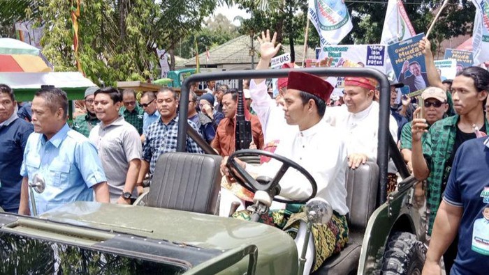 Ustadz Abdul Somad ketika mengendarai kendaraan untuk mengantarkan Pasangan Bakal Calon Gubernur dan Wakil Riau Abdul Wahid-SF Hariyanto. (ANTARA/Bayu Agustari Adha)
