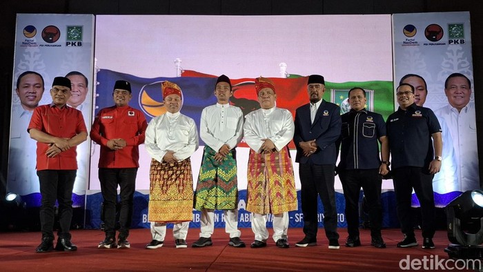 Ustaz Abdul Somad atau AS saat foto bersama dengan calon Gubernur Riau dan Wakil Gubernur Riau, Abdul Wahid-SF Hariyanto. (Raja Adil Siregar/detikSumut)
