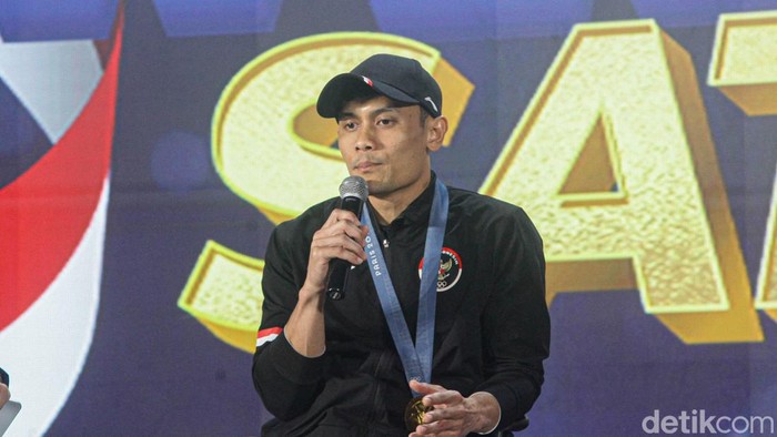 Peraih medali emas Olimpiade Paris 2024, Veddriq Leonardo, dan Chef de Misson Kontingen Indonesia di Olimpiade 2024, Anindya Bakrie, tampil dalam acara #DemiIndonesia Satu di Ballroom Menara Bank Mega, Jakarta, Rabu (28/8/2024).