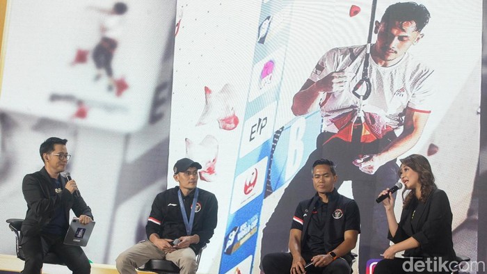 Peraih medali emas Olimpiade Paris 2024, Veddriq Leonardo, dan Chef de Misson Kontingen Indonesia di Olimpiade 2024, Anindya Bakrie, tampil dalam acara #DemiIndonesia Satu di Ballroom Menara Bank Mega, Jakarta, Rabu (28/8/2024).