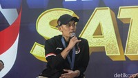 Ada banyak hal, yang pasti dukungan dari keluarga itu sangat berarti. Komunikasi dari orang tua, memberikan doa, ibu saya, dan itu karena kualifikasi terakhir tentu bahwa Indonesia akan memainkan atletnya. Selain doa mereka, juga mereka memberikan masukan yang masuk akal, kalau kita bisa berlatih seperti juara, maka di kejuaraan pun kita akan jadi juara, katanya.