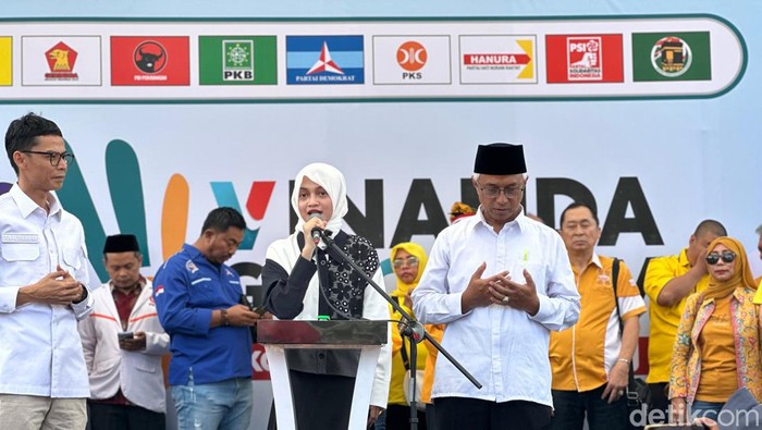 Vinanda-Gus Qowim usai deklarasi dan mendaftar sebagai bakal pasangan calon bupati-wakil bupati di KPU Kota Kediri.