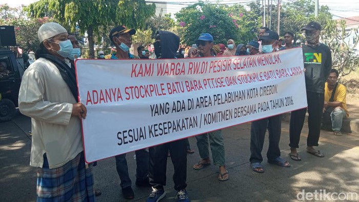 Warga RW 01 Pesisir Selatan, Kelurahan Panjunan saat melakukan aksi demo menuntut penutupan stockpile batu bara di Pelabuhan Cirebon/