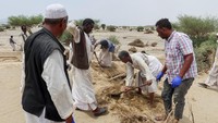 Warga menggali tanah untuk lahan pemakaman korban yang meninggal akibat banjir bandang di Port Sudan, Sudan, Senin (26/8/2024).