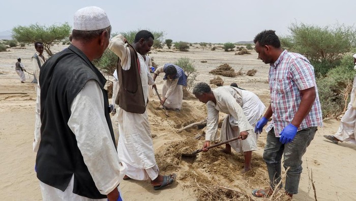Sudan tengah dilanda banjir bandang. Warga menggali tanah untuk pemakaman para korban yang tewas.