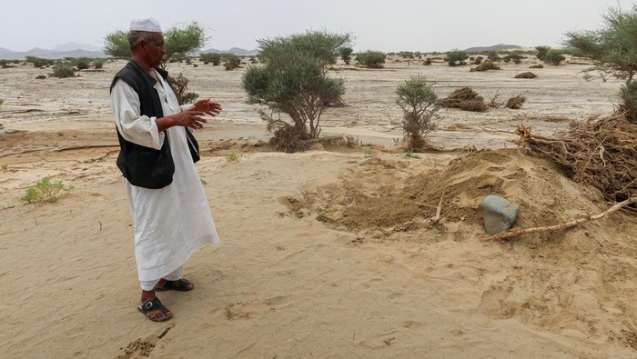Sudan tengah dilanda banjir bandang. Warga menggali tanah untuk pemakaman para korban yang tewas.