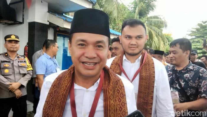 Zahir datang ke KPU Batu Bara mendaftar ikut Pilkada. (Perdana Ramadhan/detikSumut)
