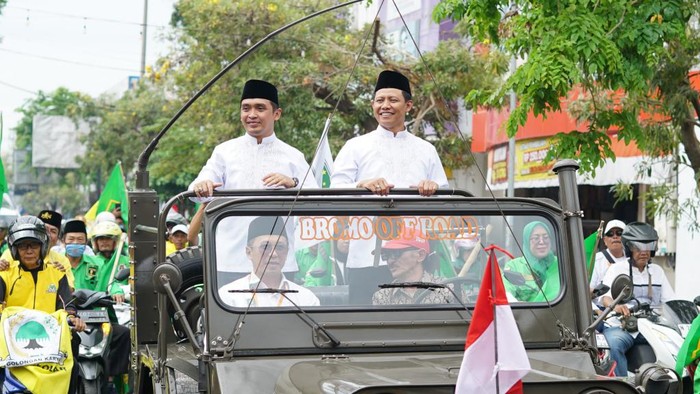 Adi Wibowo-M Nawawi mendaftar ke KPU. Keduanya akan melawan kotak kosong di Pilwali Pasuruan.