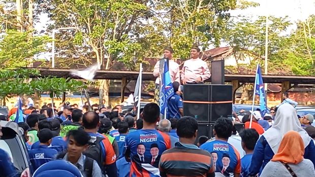Agung-Markarius diantar pendukung saat mendaftar ke KPU Pekanbaru (Foto: Istimewa)