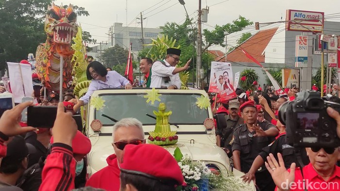 Agustina Wilujeng dan Iswar Aminuddin resmi melakukan pendaftaran ke KPU Kota Semarang, Kamis (29/8/2024).