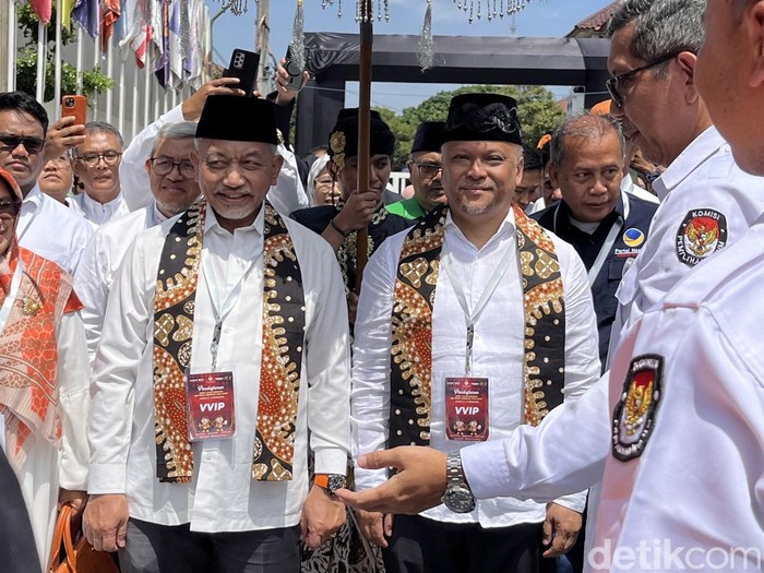 Ahmad Syaikhu dan Ilham Habibie saat mendaftar di KPU Jabar, Kota Bandung, Rabu (29/8/2024).