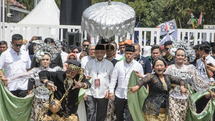 Ketua KPU Jawa Barat Ummi Wahyuni (kanan) menerima berkas pendaftaran dari Ketua Tim Partai Pengusung dan Pemenangan Ahmad Heryawan (kiri) saat pendaftaran pasangan bakal calon Gubernur dan Wakil Gubernur Jawa Barat Ahmad Syaikhu (kedua kanan) dan Ilham Habibie (kedua kiri) di Kantor KPU Jawa Barat, Bandung, Kamis (29/8/2024). Pasangan Ahmad Syaikhu dan Ilham Habibie yang berslogan Jabar Asih tersebut resmi mendaftarkan diri sebagai peserta Pilgub Jawa Barat 2024 dengan diusung PKS, Partai Nasdem dan PPP.  ANTARA FOTO/Novrian Arbi/rwa.