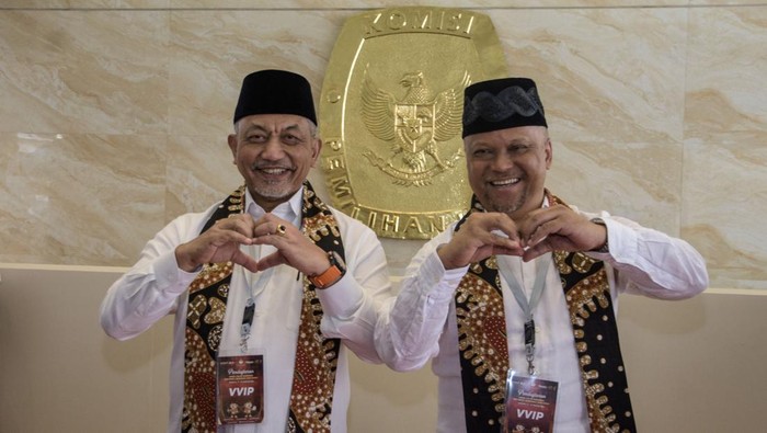 Ketua KPU Jawa Barat Ummi Wahyuni (kanan) menerima berkas pendaftaran dari Ketua Tim Partai Pengusung dan Pemenangan Ahmad Heryawan (kiri) saat pendaftaran pasangan bakal calon Gubernur dan Wakil Gubernur Jawa Barat Ahmad Syaikhu (kedua kanan) dan Ilham Habibie (kedua kiri) di Kantor KPU Jawa Barat, Bandung, Kamis (29/8/2024). Pasangan Ahmad Syaikhu dan Ilham Habibie yang berslogan Jabar Asih tersebut resmi mendaftarkan diri sebagai peserta Pilgub Jawa Barat 2024 dengan diusung PKS, Partai Nasdem dan PPP.  ANTARA FOTO/Novrian Arbi/rwa.