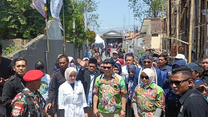Aminuddin-Ina Dwi Lestari mendaftar Pilwali Probolinggo ke KPU