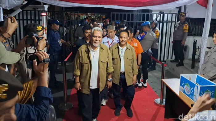 Amri Arsyid-Abdul Rahman Bando (Amri-Rahman) mendaftar di KPU Makassar.