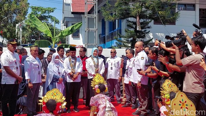 Andi Sudirman Sulaiman-Fatmawati Rsudi dafat Pilgub ke KPU Sulsel.