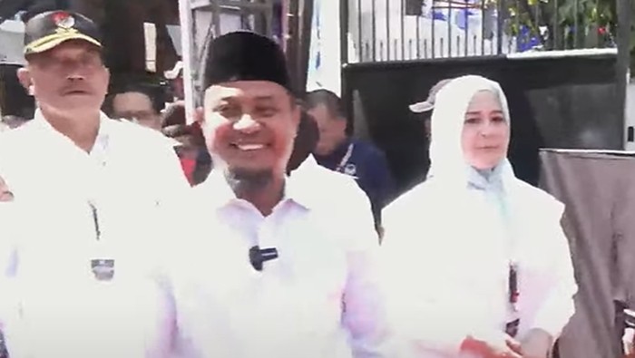 Andi Sudirman Sulaiman-Fatmawati Rusdi tiba di Kantor KPU Sulsel.