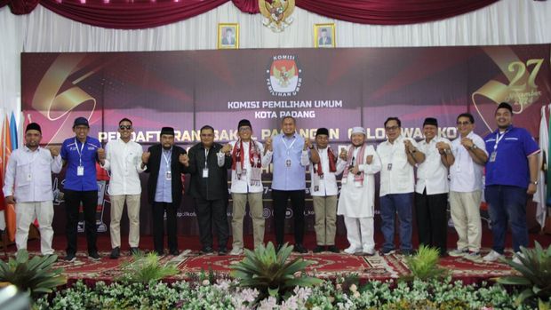 Andre Rosiade mendampingi Hendri Septa dan Hidayat daftar Pilkada ke KPU Padang