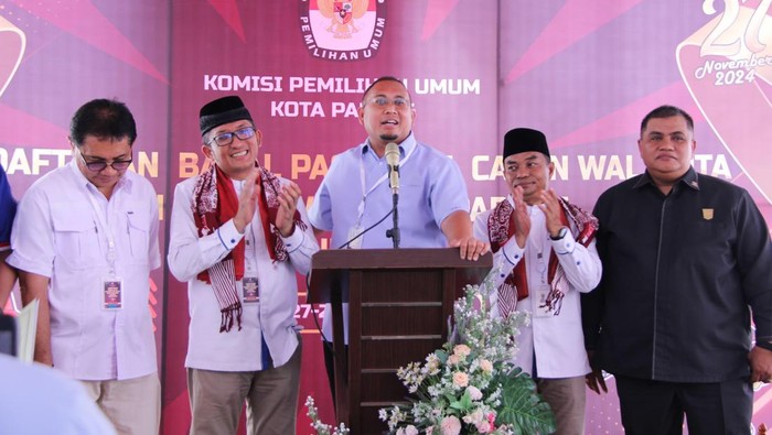 Andre Rosiade mendampingi Hendri Septa dan Hidayat daftar Pilkada ke KPU Padang