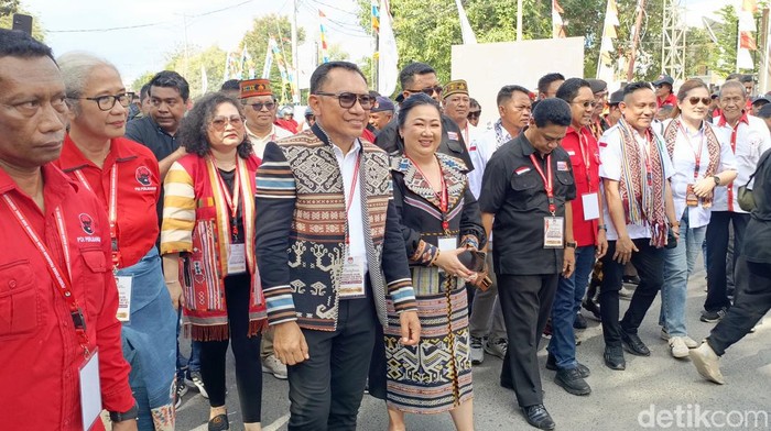 Ansy Lema dan Jane Suryanto diiringi oleh massa pendukung saat mendaftar di KPU NTT, Kamis (29/8/2024). (Simon Selly/detikBali)