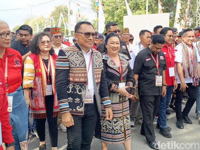 Ansy Lema dan Jane Suryanto diiringi oleh massa pendukung saat mendaftar di KPU NTT, Kamis (29/8/2024). (Simon Selly/detikBali)