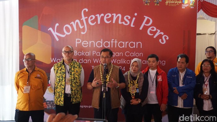 Arfi Rafnialdi - Rena Iskandar Masoem saat daftar maju Pilwalkot Bandung 2024.