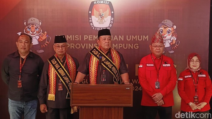 Arinal Djunaidi bersama Sutono usai pendaftaran di KPU Lampung.