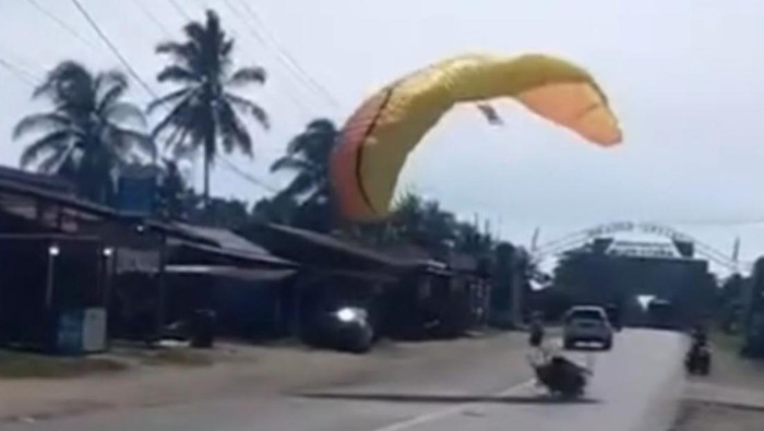 Atlet paramotor mendarat darurat di jalanan Aceh (Foto: screenshot video)
.