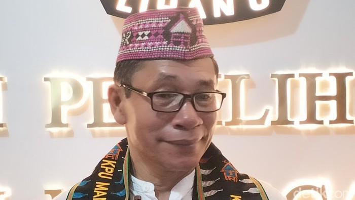 Bakal calon bupati Manggarai Barat Bernadus Barat Daya yang gagal mendaftar di KPU Manggarai Barat. (Foto: Ambrosius Ardin/detikBali)