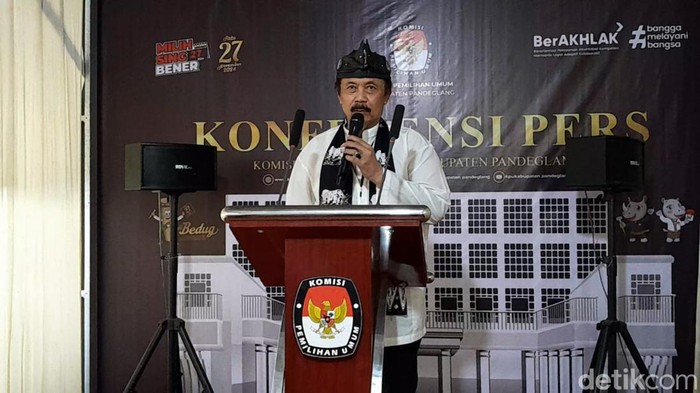 Bakal calon bupati Pandeglang dari jalur independen  Aap Aptadi mendaftar ke KPU. (Aris Rivaldo/detikcom)