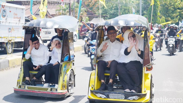 Bakal pasangan calon bupati dan wakil bupati Soppeng, Suwardi Haseng-Selle Ks Dalle didampingi istrinya menggunakan bentor mendaftar ke KPU.