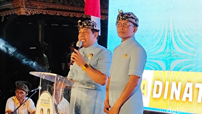 Bakal paslon bupati-wakil bupati Badung, Wayan Suyasa-Alit Yandinata berorasi saat acara deklarasi tim pemenangan, di Desa Penarungan, Mengwi, Rabu (28/8/2024). (Agus Eka/detikBali)