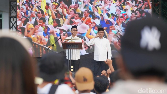 Bapaslon bupati dan wakil bupati Soppeng Suwardi Haseng-Selle Ks Dalle saat sambutan di Lapangan Gasis, Soppeng.
