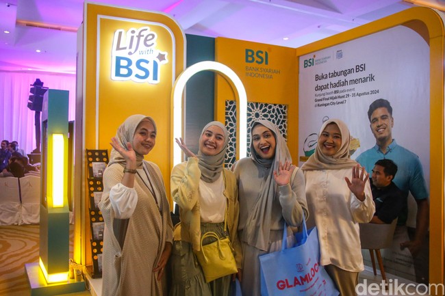 Ada juga both Bank Syariah Indonesia yang menghadirkan aktivitas menarik untuk pengunjung Emeron Hijab Hunt Festival 2024. Foto: Rifkianto Nugroho