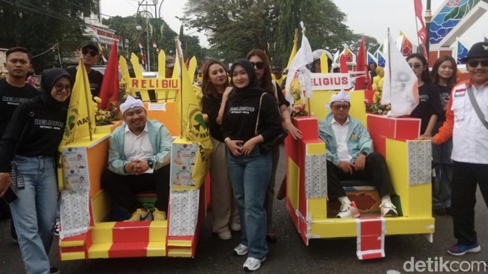 Becak hias antar pasangan Reynaldy-Agus Maskur daftar Pilbup Subang 2024