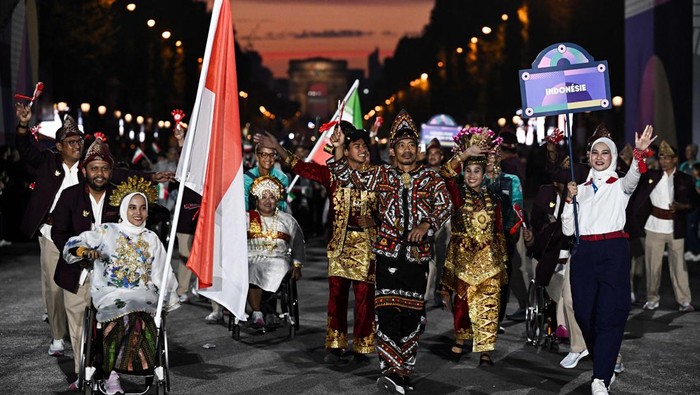 Paris 2024 Paralympics - Opening Ceremony - Paris, France - August 28, 2024
Athletes of Indonesia take part in the opening ceremony REUTERS/Kacper Pempel