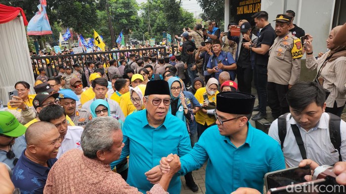 Benyamin Davnie-Pilar Saga resmi mendaftar calon walikota dan calon wawalkot ke KPU Tangsel. Pasangan ini menjadi yang pertama mendaftar ke KPU Tangsel (Adrial/detikcom)