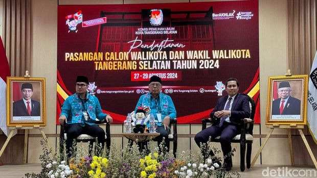 Benyamin Davnie-Pilar Saga resmi mendaftar calon walikota dan calon wawalkot ke KPU Tangsel. Pasangan ini menjadi yang pertama mendaftar ke KPU Tangsel (Adrial/detikcom)